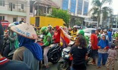 ASJB Bekasi Distributes Charity Rice Meals to Waste Pickers and Online Motorcycle Taxi Drivers